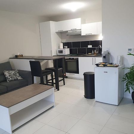 Appartement A Floirac Avec 2 Chambres, Un Parking Prive, Une Terrasse, A 5 Minutes En Voiture De L'Arkea Arena De Bordeaux Exterior foto