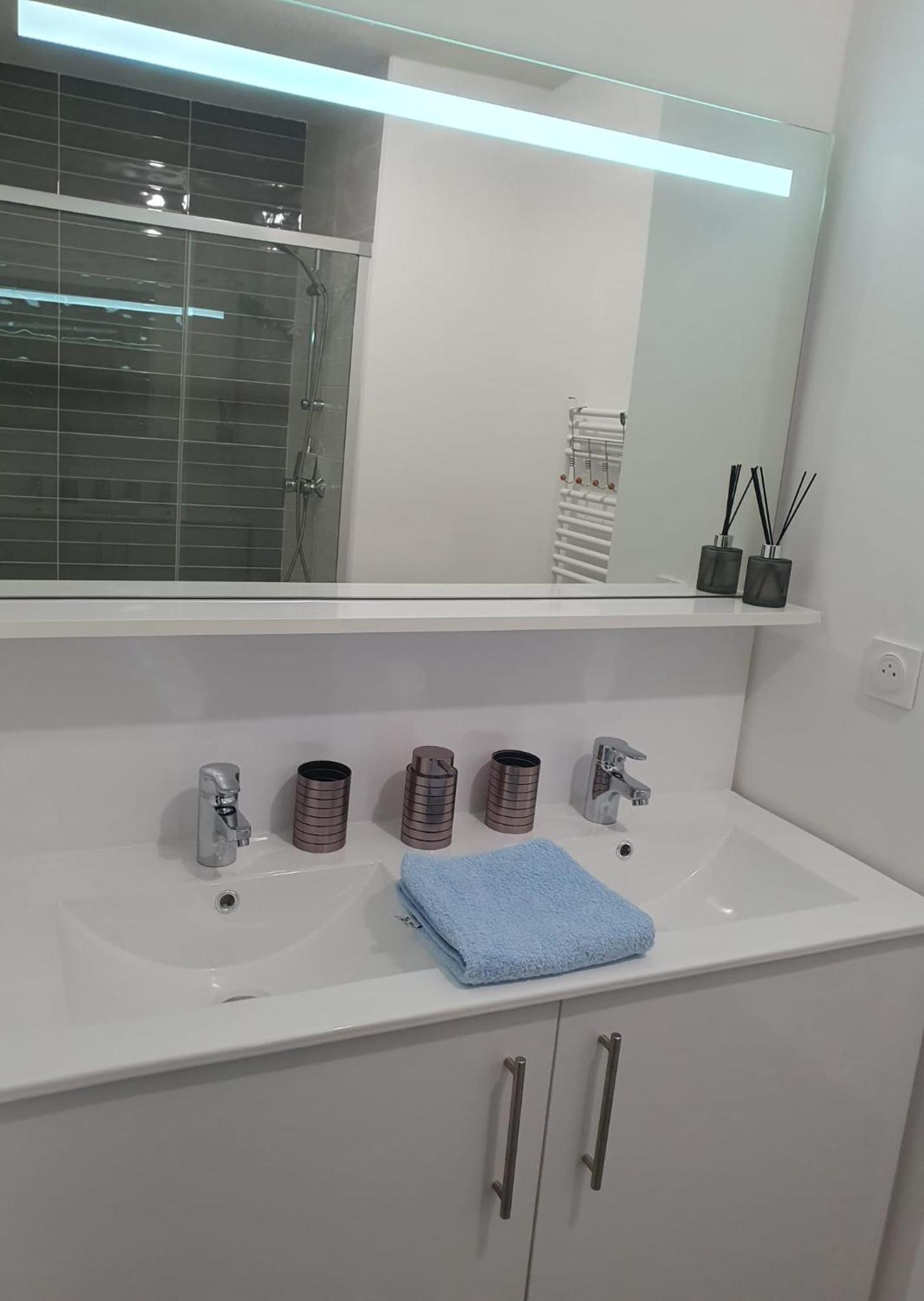 Appartement A Floirac Avec 2 Chambres, Un Parking Prive, Une Terrasse, A 5 Minutes En Voiture De L'Arkea Arena De Bordeaux Exterior foto